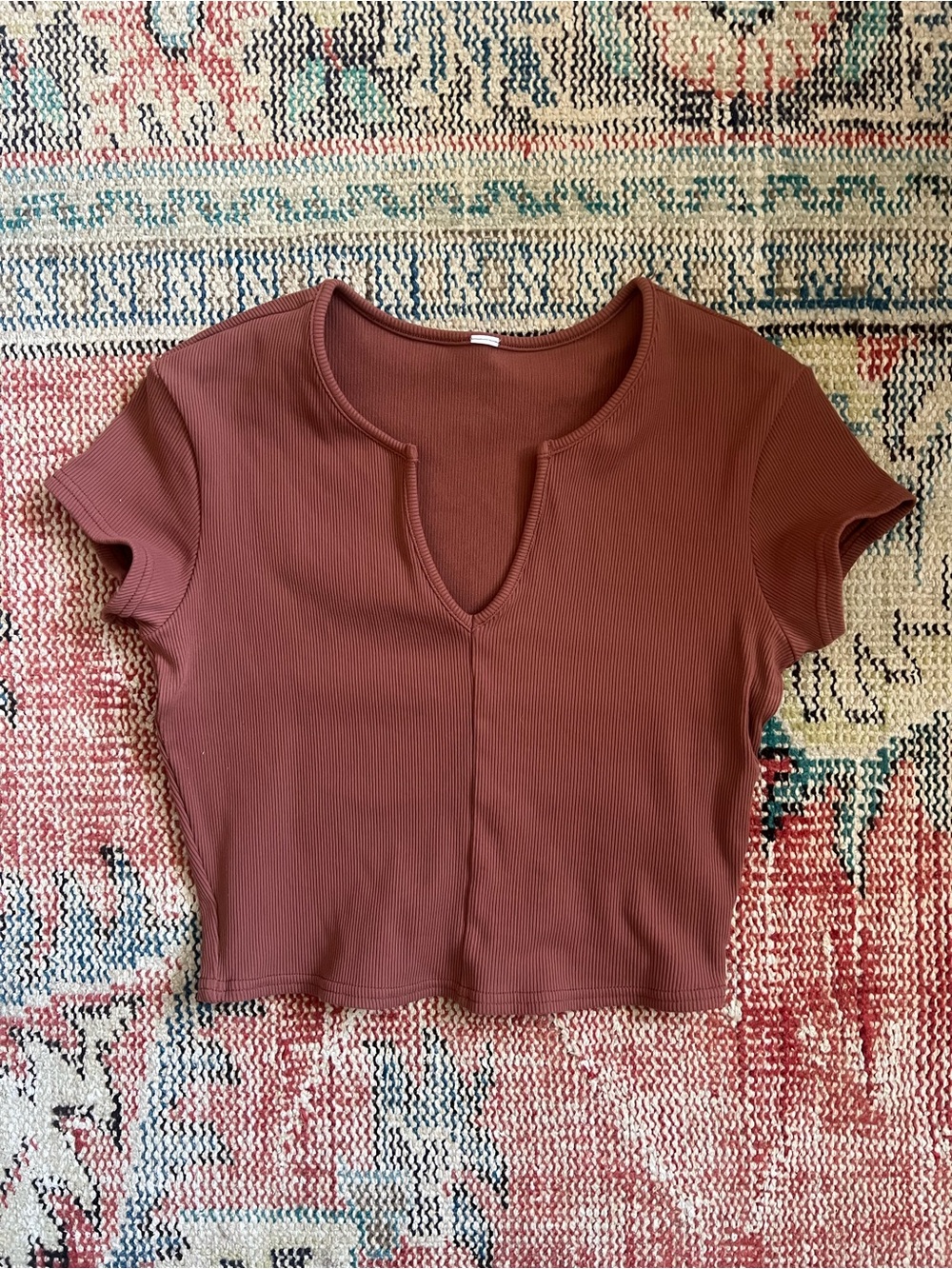 ALO SAVVY SHORT SLEEVE RIB CROP TOP